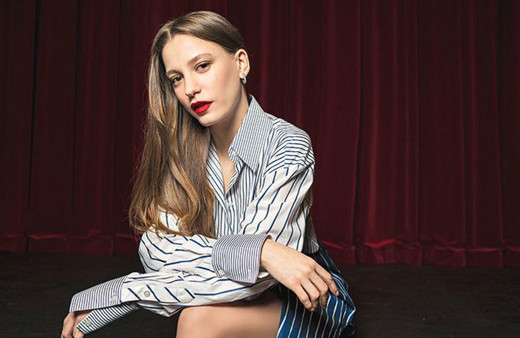 Serenay Sarıkaya'nın göğüs dekoltesi olay oldu 'makyajsız' deyip paylaştı