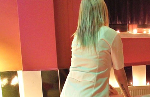 Masaj salonunda fuhuş yaptırdılar