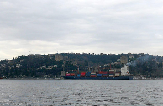 İstanbul'da gemi kazası! Boğaz'da kıyıya çarptı