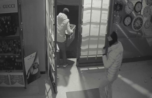 Küçükçekmece'de film gibi soygun: 100 bin liralık saat çaldılar