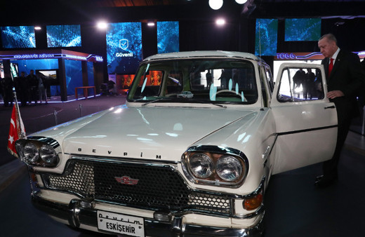 Cumhurbaşkanı Erdoğan Türkiye'nin ilk yerli otomobili 'Devrim'in direksiyonuna geçti