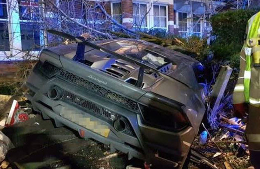 Ünlü futbolcu Michail Antonio Lamborghini aracıyla kaza yaptı