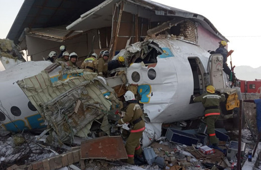 Kazakistan'da 100 kişinin bulunduğu yolcu uçağı düştü