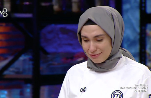 Masterchef Güzide Mertcan kendini eletti! Ağlayarak bombaları patlattı