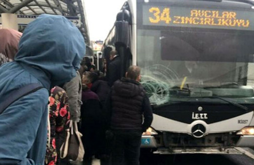 Şirinevler durağında yolcuya metrobüs çarptı