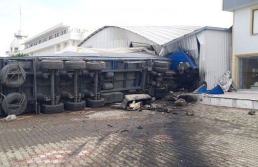 Bursa'da bira yüklü tır mobilya mağazasına girdi