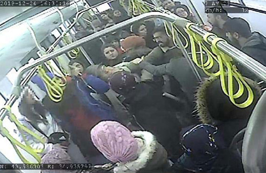 Halk otobüsünde taciz iddiası ortalık karıştı o anlar kamerada