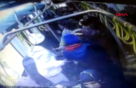 Otobüste iki genç kıza taciz şüphelisine dayak kamerada