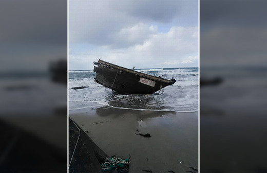 Japonya’da cesetlerin bulunduğu tekne sahile vurdu