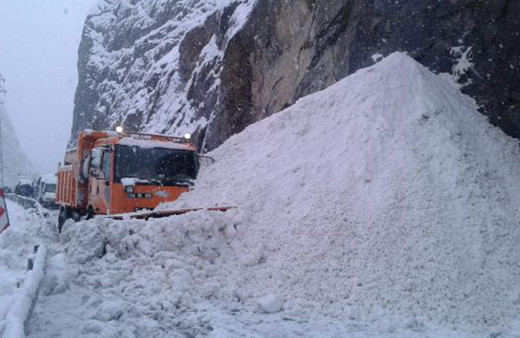 Hakkari'de yola çığ düştü! Makine operatörü büyük tehlike atlattı
