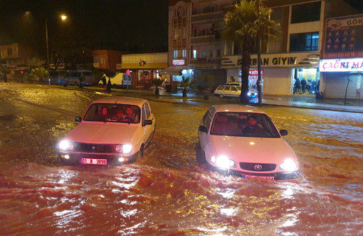 Adana'da cami hoparlörlerinden sağanak uyarısı yapıldı