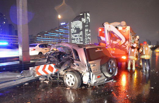 TEM'de korkunç kaza! Bariyere ok gibi saplanan araçtan sağ çıktılar!