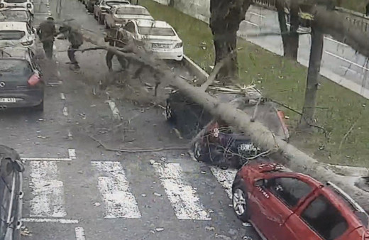 İstanbul fırtınayla yıkılıyor Şişli'de şoke eden görüntü