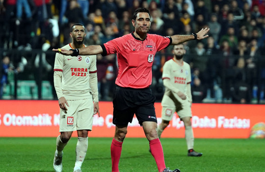 Sahada Cüneyt Çakır, VAR'da Koray Gençerler