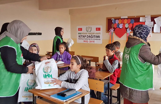 İHH'dan 19 ilde öğrencilere kitap ve defter desteği