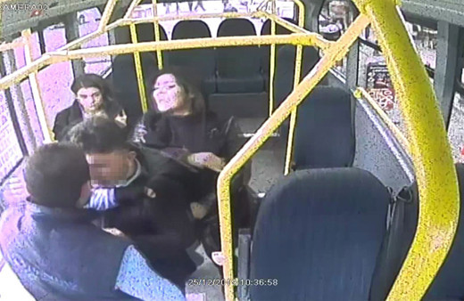 Pendik'te minibüste 'taciz' iddiası! O anlar kameralara böyle yansıdı