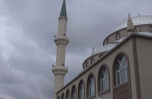 Arnavutköy'de korkutan görüntü! Camii'nin minaresi fırtınada böyle sallandı