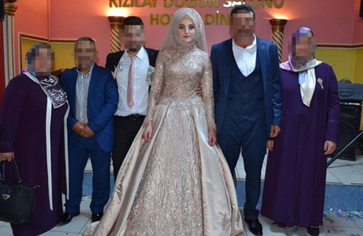 Genç kadın 2 aylık bebeğinin yanında bıçaklanarak öldürülmüş halde bulundu