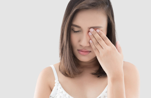 Göz seğirmesi neden olur?