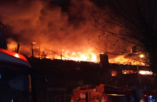 Zeytinburnu'nda fabrika alev alev yandı