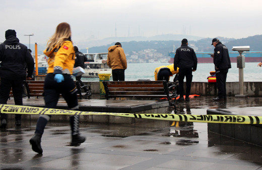 Beşiktaş sahilinde herkesin gözü önünde intihar etti