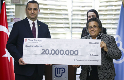 Yılbaşı çekilişinin iki talihlisi ikramiyelerini aldı