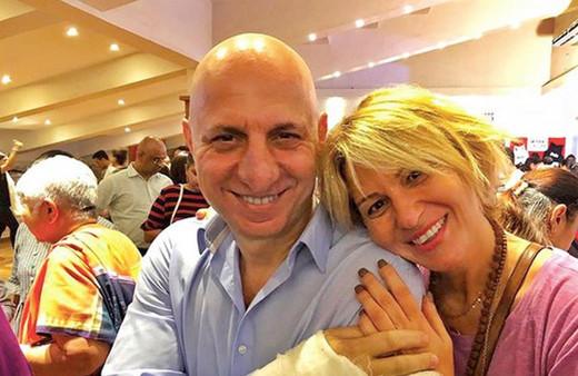 Ayşe Arman'a doğum günü sürprizi yapan eşi Ömer Dormen'in el hareketi olay oldu!