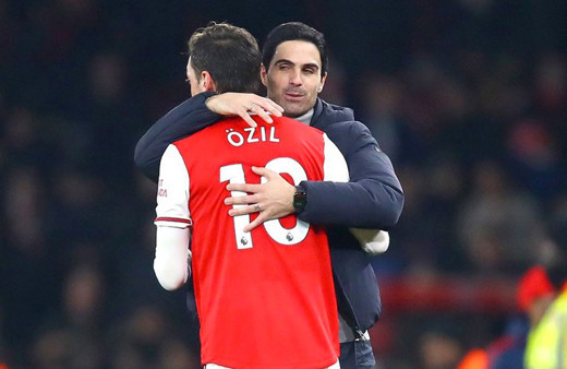 Mesut Özil geceye damga vurdu övgüyü kaptı