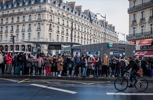 Fransa'da 34 yılın en uzun grevi ulaşım ve sağlık hizmetlerini aksatıyor