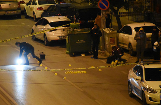 İzmir Karabağlar'da kanlı pusu silahlarını peş peşe ateşlediler