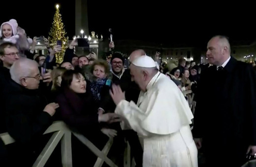 Dünya kamuoyu kadının eline defalarca vuran Papa'yı konuşuyor