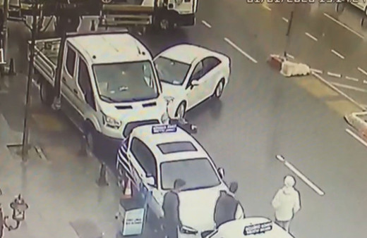 Sultanbeyli'de yüreklerin ağza geldiği kaza saniye saniye kameraya yansıdı