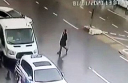 İki araç arasına sıkışan yayanın ölümden döndüğü anlar kamerada