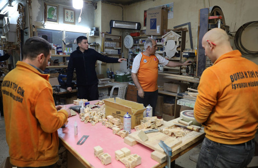 Bursa'da mahkumlar üretiyor çocuklar seviniyor