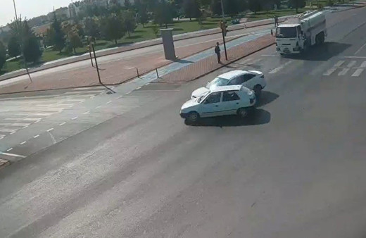 Konya'da iki aracın çarpışma anı kamerada