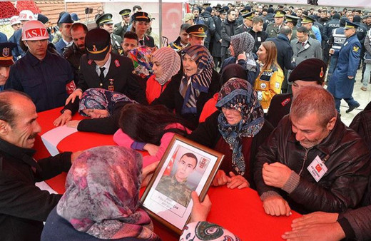 Ayıptır ayıp! Şehit cenazesinde protokol hesabı