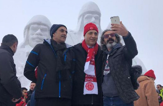 Şehit Mehmetçiklerin kardan heykellerine yoğun ilgi! Bakanlar da oradaydı