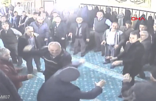 Konya'nın Karapınar ilçesinde cami içinde çıkan kavga güvenlik kamerasında