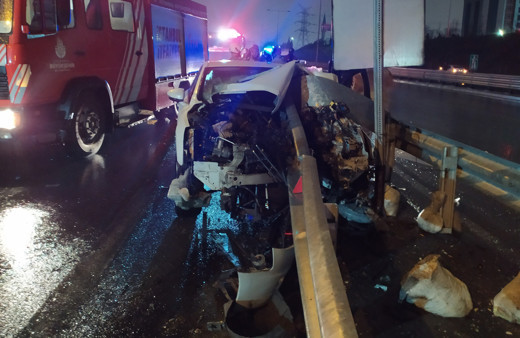 İstanbul Bağcılar'da bariyere ok gibi saplanan otomobilde bir kişi ağır yaralandı