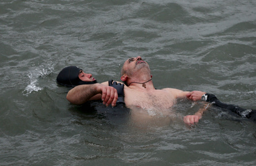 Haç çıkarma ayini sırasında canından oluyordu