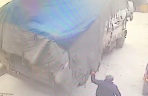 Arnavutköy'de üzerine kumaş balyaları devrilen kişi öldü! O anlar kamerada