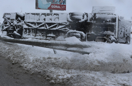 Kütahya'da yolcu otobüsü devrildi: 19 yaralı