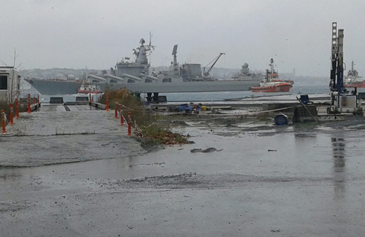 Rus savaş gemisi Kabataş'a yanaşırken sürüklendi