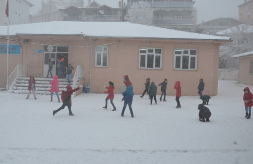 Manisa kar yağışı altında 4 ilçede okullar tatil edildi