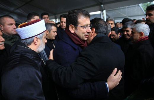 Ekrem İmamoğlu annesi vefat eden Tevfik Göksu'ya sarılarak başsağlığı diledi