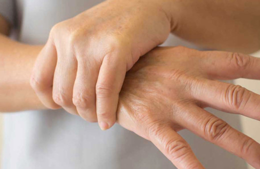 Gençlerde el titremesinin nedenleri akla ilk Parkinson geliyor ama...