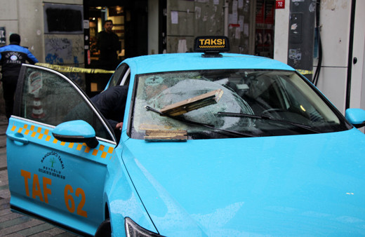 İstiklal Caddesi'nde aşırı rüzgar nedeniyle binadan kopan beton taksiye ok gibi saplandı