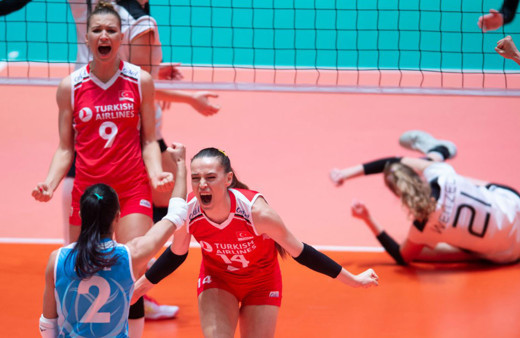 A Milli Kadın Voleybol Takımından galibiyet sevinci