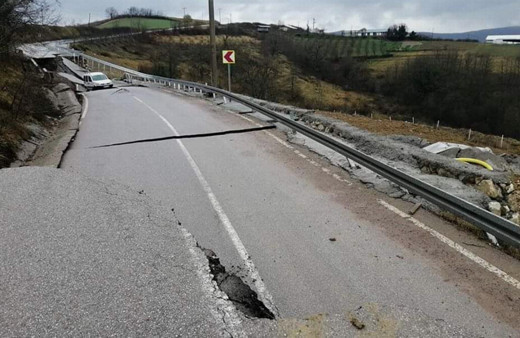 Kocaeli’de aşırı yağışlar nedeniyle yol çöktü
