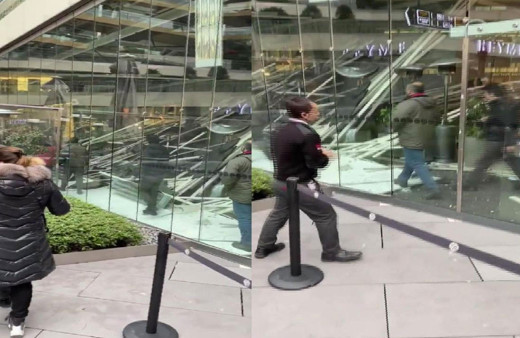 AVM'de kafenin çatısı çöktü